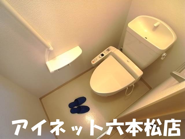 トイレ　ウォシュレット完備です。