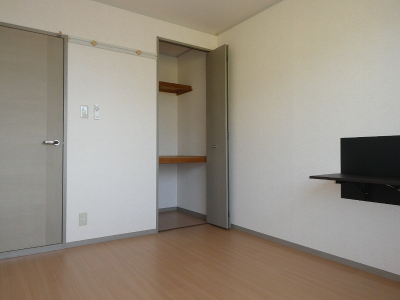 その他部屋・スペース　洋室にはワークスペースと収納付き♪