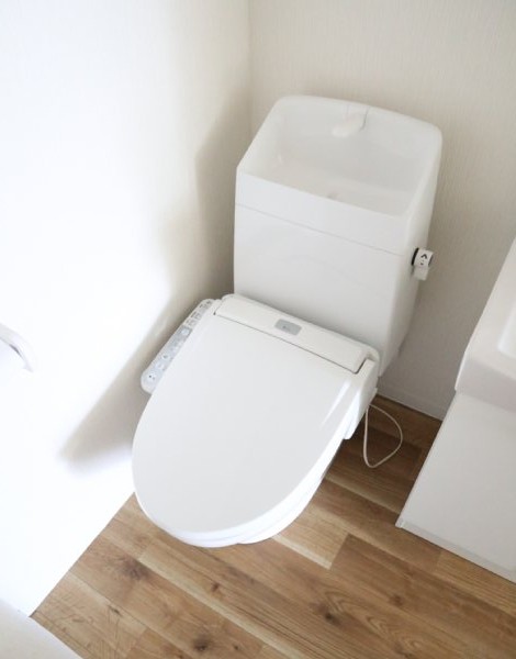 トイレ　落ち着いた色調のトイレです