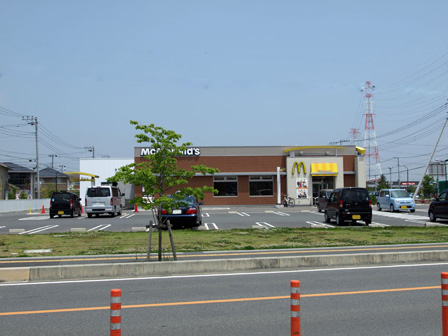 飲食店　マクドナルド ４０７バイパス高坂店（飲食店）まで524m