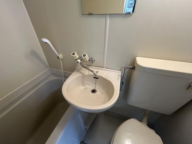 洗面設備　※同建物別部屋の写真です。