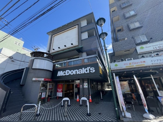 飲食店　マクドナルド小田急読売ランド駅前店（飲食店）まで182m