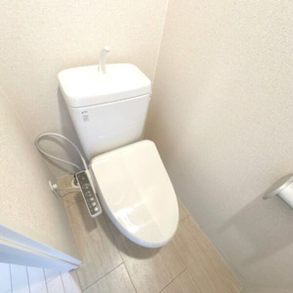 トイレ　※写真は同じマンションの違う部屋のものになります。
