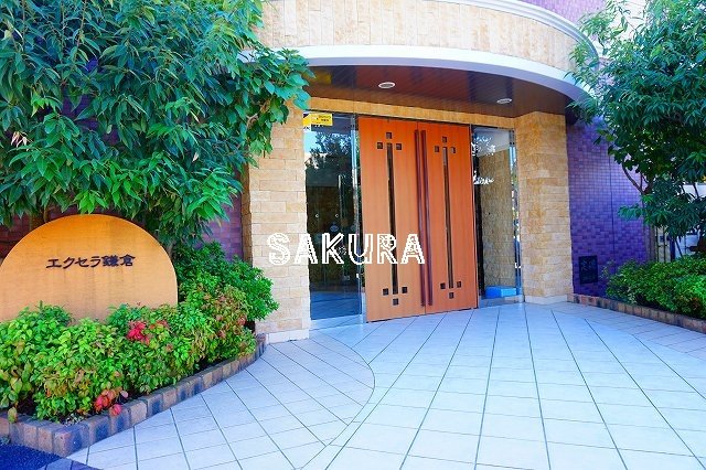 エントランス　重厚感のある建物デザイン♪