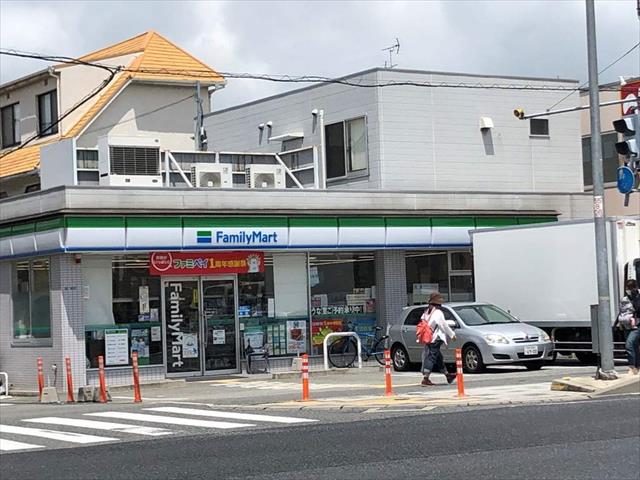 コンビニ　ファミリーマート（コンビニ）まで329m