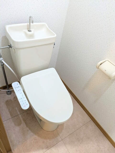 トイレ　★★トイレは嬉しい洗浄機能付き便座です♪★★