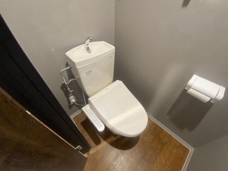 トイレ　こちらはトイレです。清潔感があり、安心して使用できます。