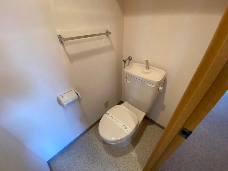 トイレ　こちらはトイレです。清潔感があり、安心して使用できます。
