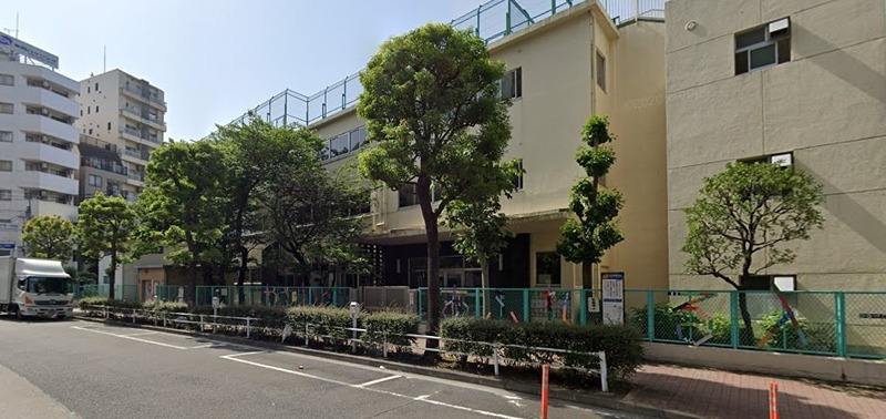 小学校　大田区立入新井第一小学校（大森）（小学校）まで613m