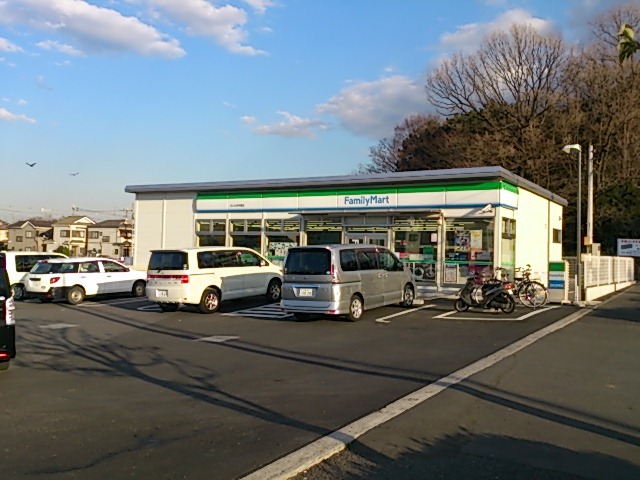 コンビニ　ファミリーマートさいたま中尾店（コンビニ）まで100m