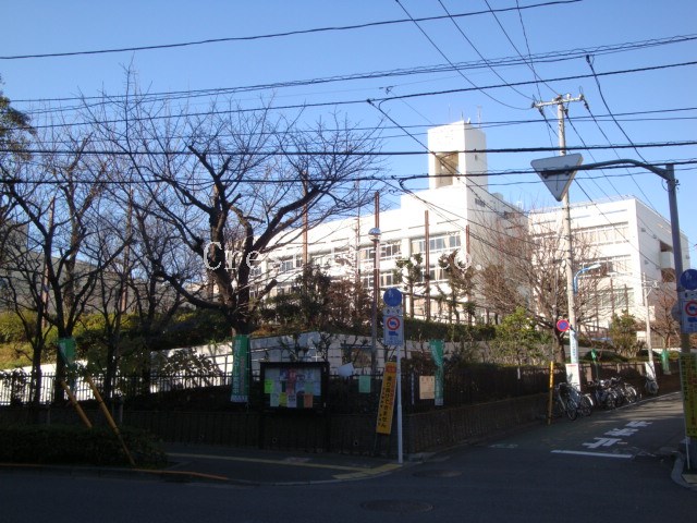 小学校　新宿区立余丁町小学校（小学校）まで358m