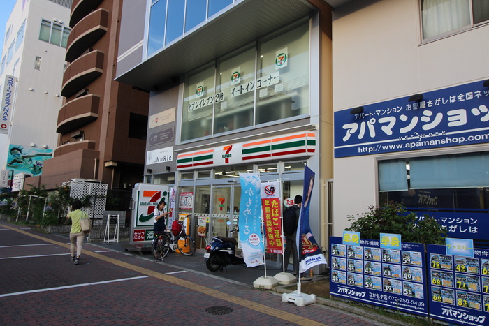 コンビニ　セブンイレブン（コンビニ）まで412m