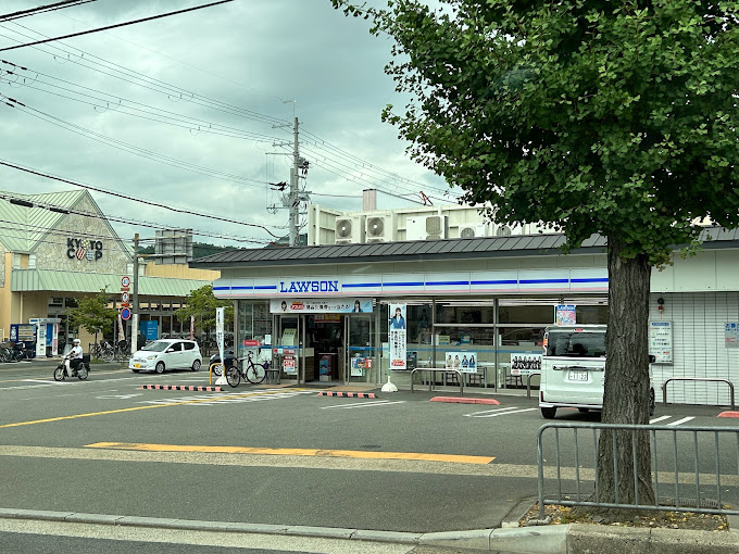 コンビニ　ローソン 太秦開日町店（コンビニ）まで320m