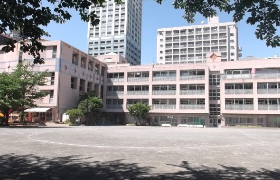 小学校　新宿区立花園小学校（小学校）まで347m