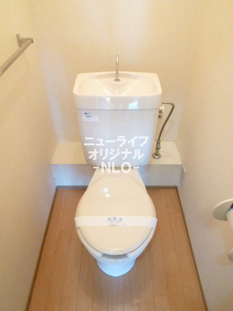 トイレ　独立したトイレ空間は清潔で快適です。