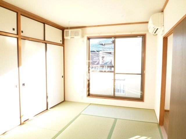 その他部屋・スペース　畳の肌触りが心地良い和室があります。
