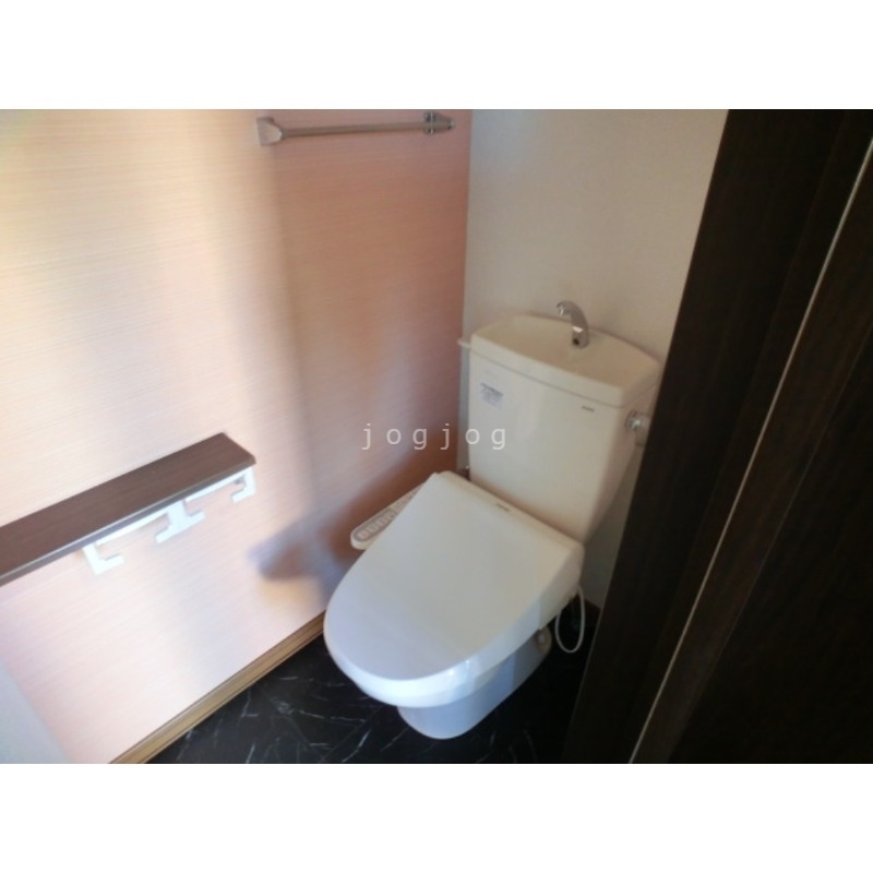トイレ　嬉しい温水洗浄便座付きのトイレです。