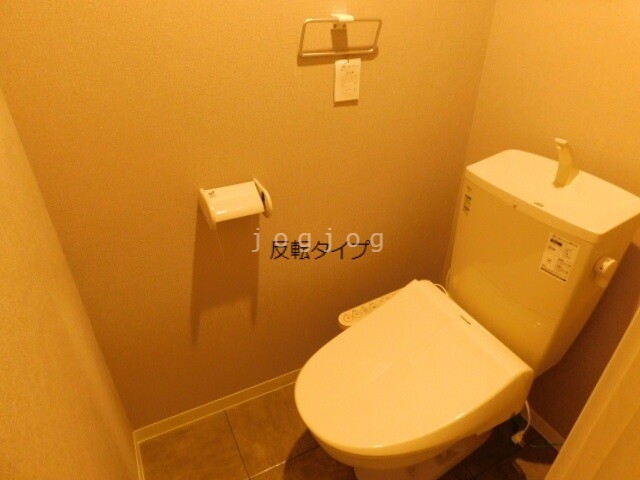 トイレ　嬉しい温水洗浄便座付きのトイレです。