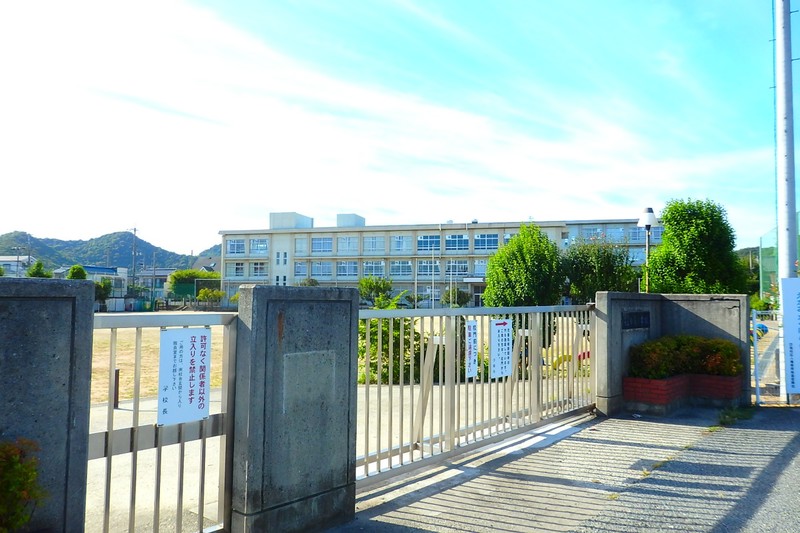 小学校　姫路市立白鳥小学校（小学校）まで714m