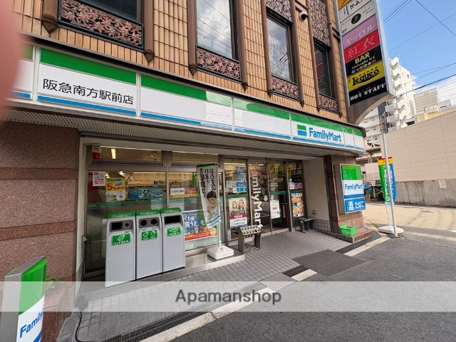 コンビニ　ファミリーマート（コンビニ）まで852m