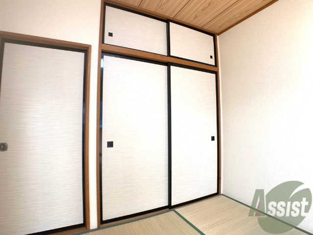 収納　収納はこちらの押入をお使いください。上にも収納がありますね。