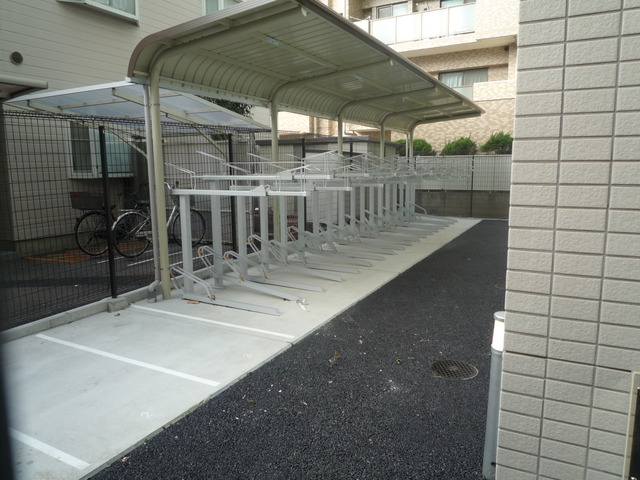 その他共有部分　手前が有料原付置場、奥は無料駐輪場