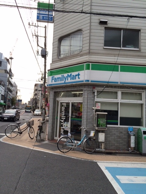 コンビニ　ファミリーマートさん（コンビニ）まで100m