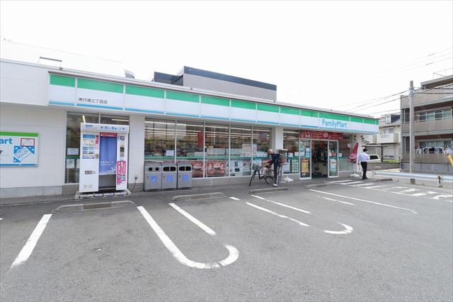 コンビニ　ファミリーマート（コンビニ）まで1055m