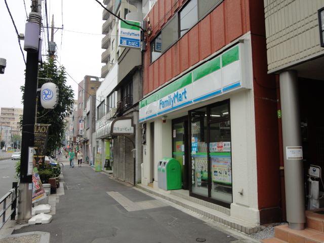 コンビニ　ファミリーマート（コンビニ）まで180m