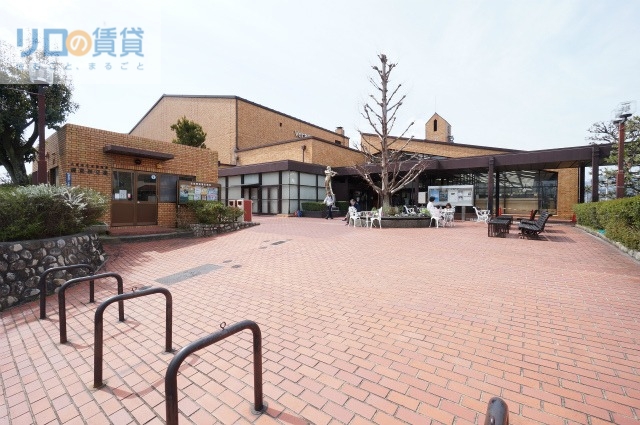 図書館　宝塚市立中央図書館（図書館）まで860m