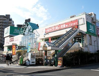 スーパー　Ｆｕｊｉ善行店（スーパー）まで729m