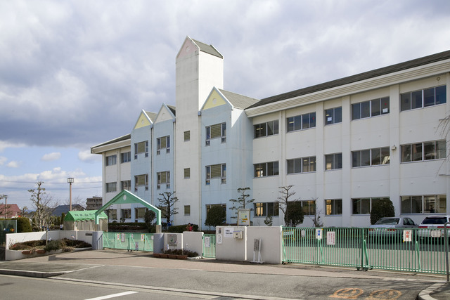 小学校　高槻市立阿武山小学校（小学校）まで566m