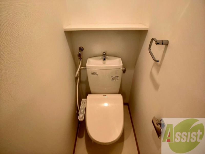 トイレ　ウォシュレット機能がついたトイレです。安心して使用できますね