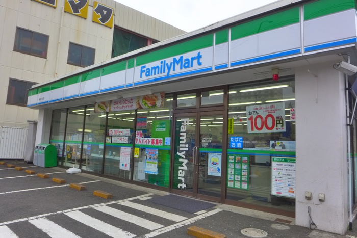 コンビニ　ファミリーマート（コンビニ）まで401m