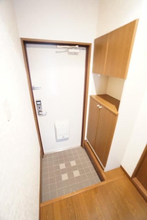 玄関　※同物件・反転タイプの写真です