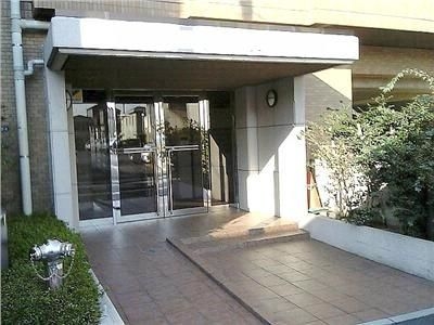 エントランス　重厚感のあるマンションです。