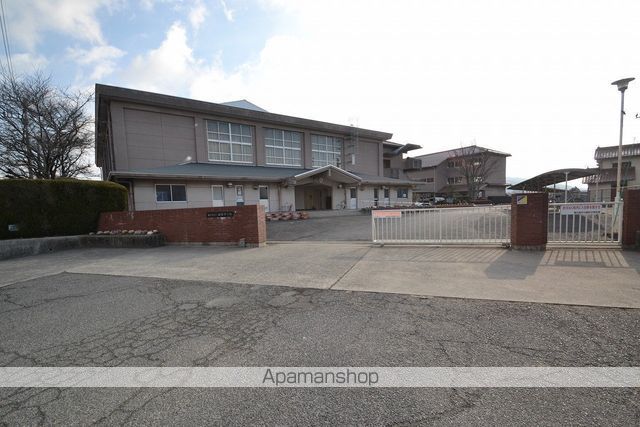 中学校　東広島市立磯松中学校（中学校）まで679m