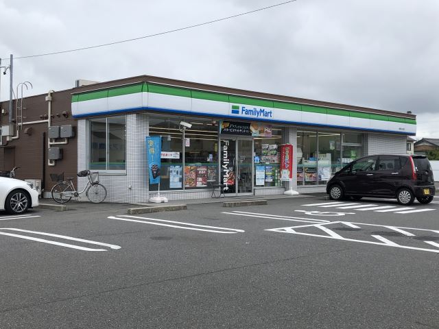 コンビニ　ファミリーマート（コンビニ）まで500m