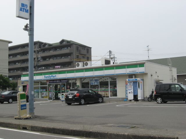 コンビニ　ファミリーマート（コンビニ）まで1100m