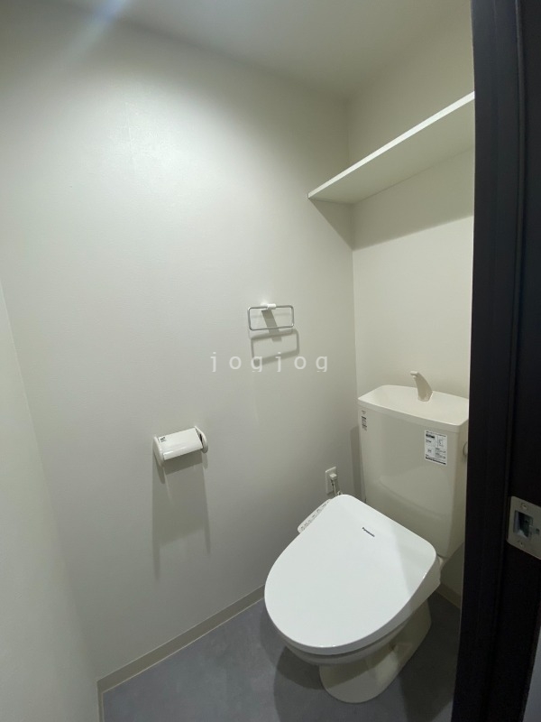 トイレ　嬉しい温水洗浄便座付きのトイレです。