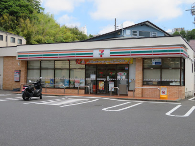 コンビニ　セブンイレブン横浜永田東3丁目店（コンビニ）まで718m