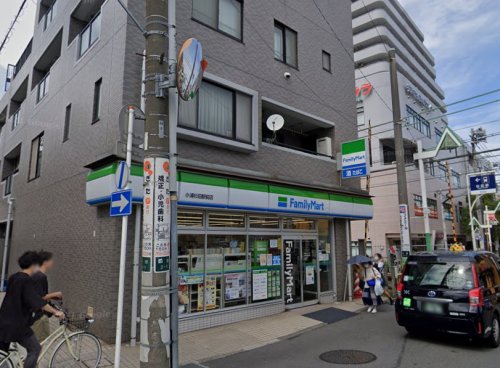コンビニ　ファミリーマート 小浦杉田駅前店（コンビニ）まで545m
