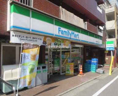 コンビニ　ファミリーマート 目黒青葉台三丁目店（コンビニ）まで50m