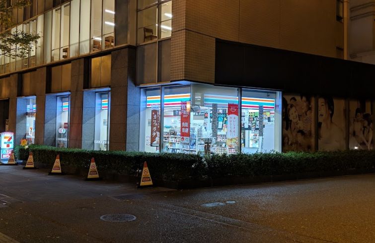 コンビニ　セブンイレブン 大阪難波サンケイビル店（コンビニ）まで322m