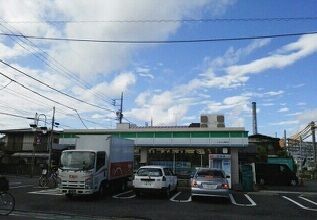 コンビニ　ファミリーマート（コンビニ）まで100m