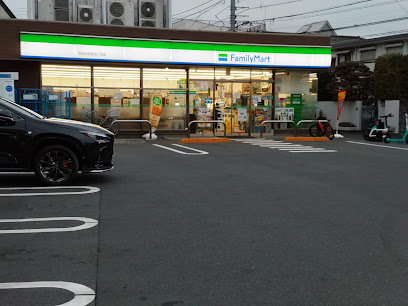 コンビニ　ファミリーマート 世田谷弦巻五丁目店（コンビニ）まで272m