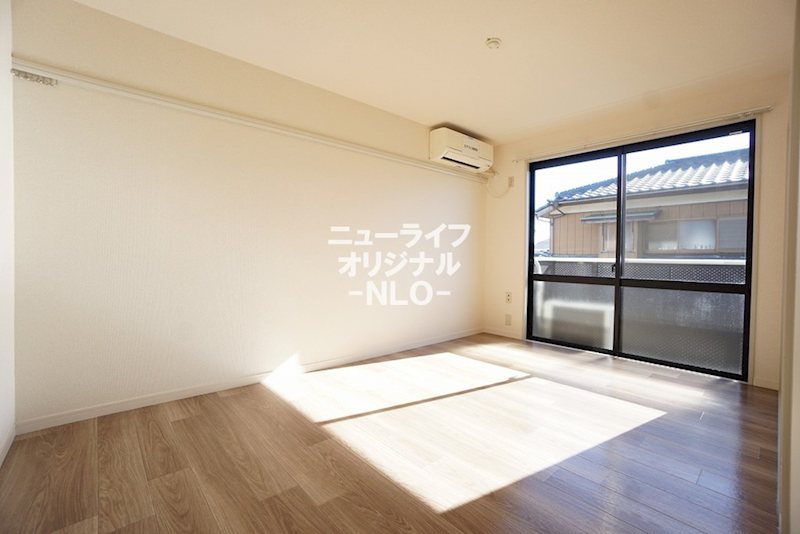 その他部屋・スペース　南側洋室　明るく心地良い住空間☆エアコン付きです☆