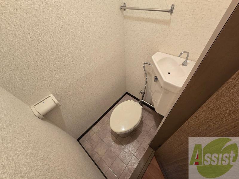 トイレ　トイレです。タオル掛けもついて便利ですね。