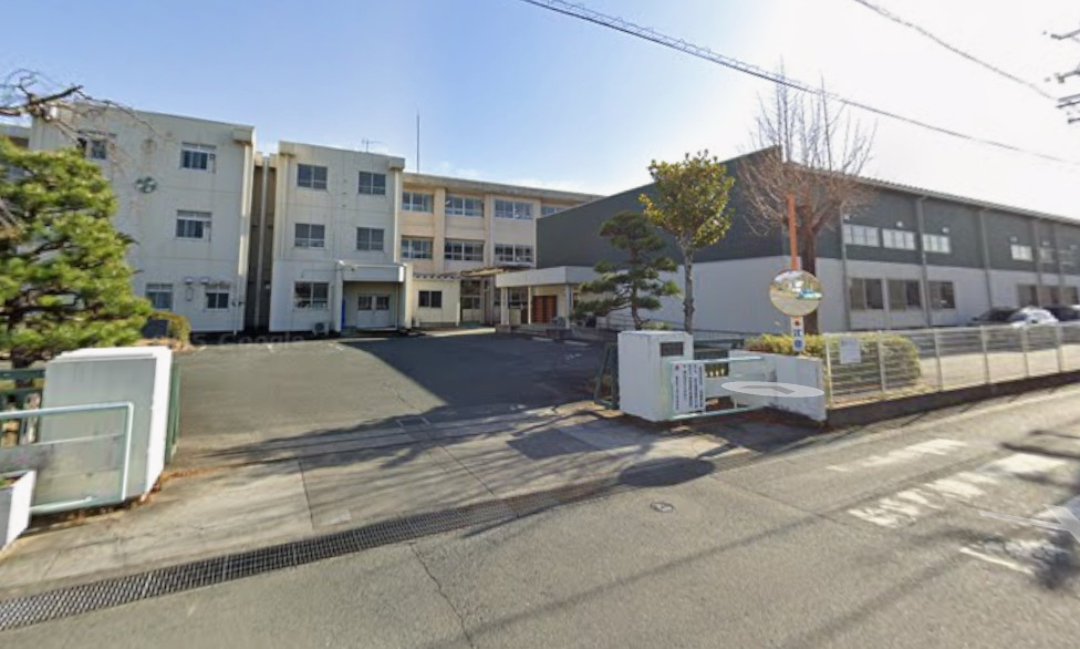 中学校　城山中学校（中学校）まで937m