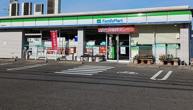 コンビニ　ファミリーマート（コンビニ）まで800m